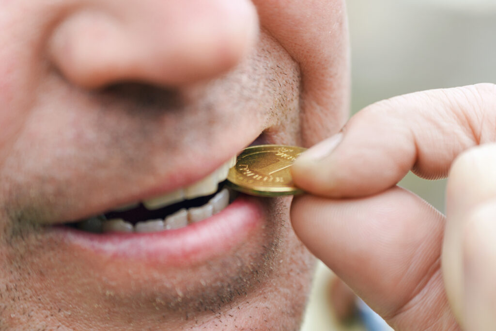 Scam Coin oder Fake Coin. Die sogenannte Betrugsmünze. Gefälschte Kryptowährung